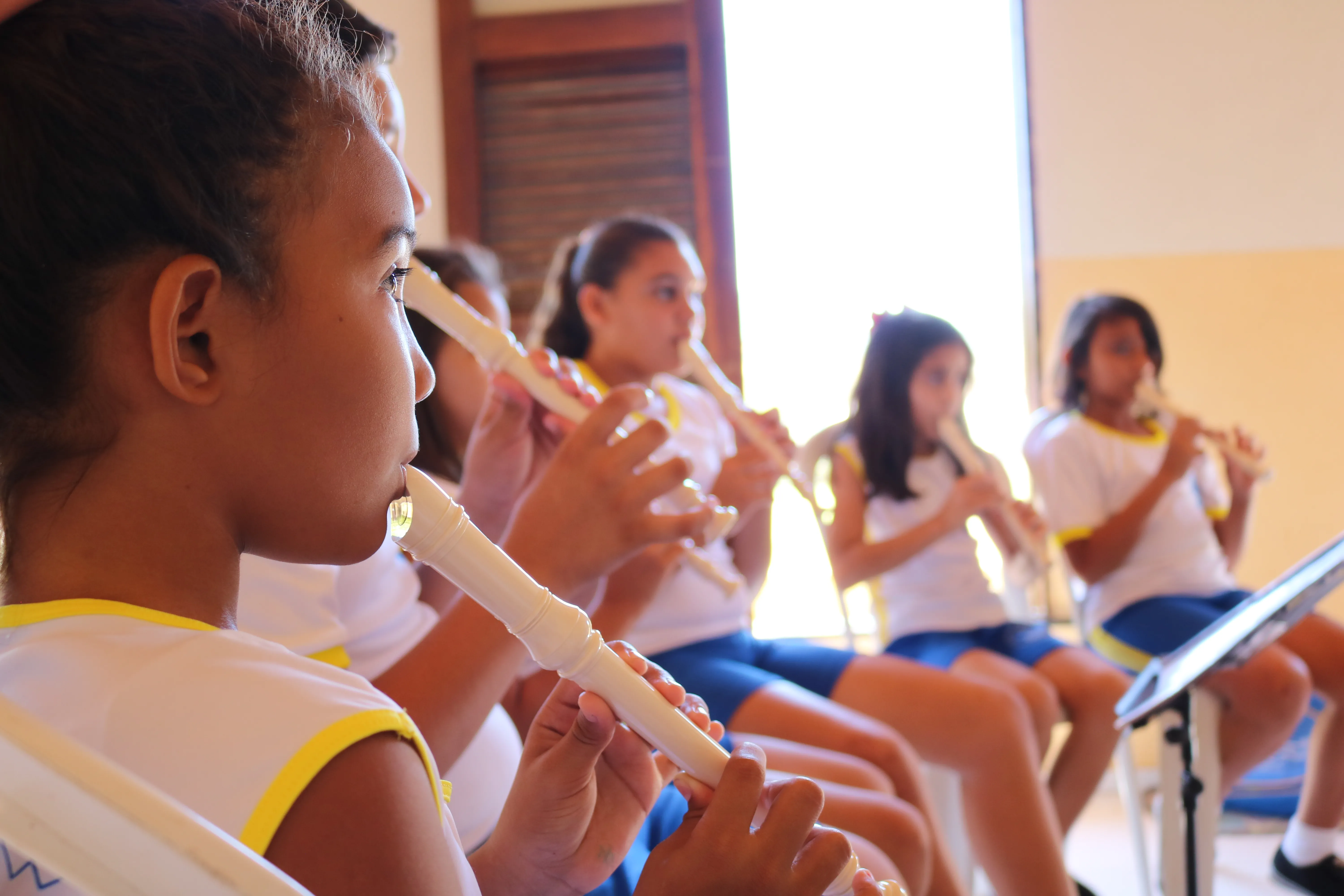 No projeto, os familiares são orientados para que adotem condutas protetivas em relação aos filhos e também podem participar de um programa de capacitação para geração de renda na área de artesanato.
