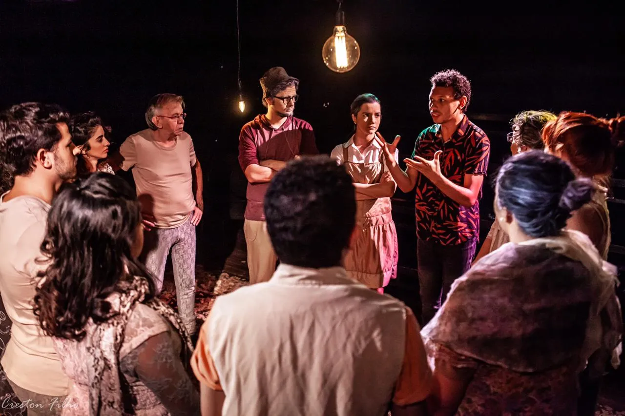 Retrato da tensão maravilhosa que antecede a cena. Elenco atento às palavras do diretor Luis Carlos Shinoda na Sala de Teatro Nadir Papi Saboia
