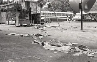 O descaso com a Praça José de Alencar sempre esteve em pauta. No registro de 1983, vê-se muito lixo espalhado pelo local