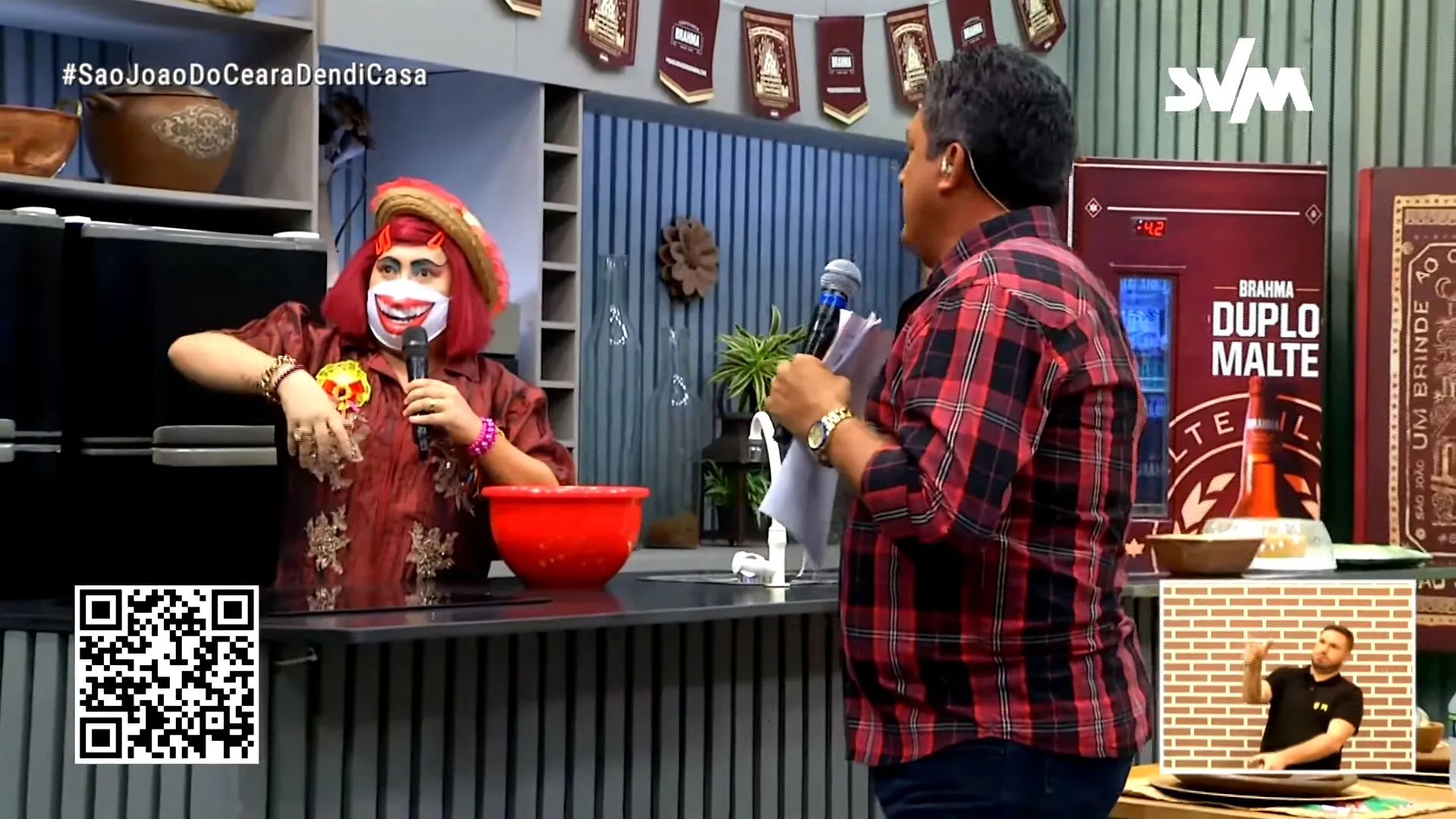 Os humoristas convidados, a exemplo de Titela,  interagem com os apresentadores Tony Nunes (foto)  e a cantora de forró Michele Andrade