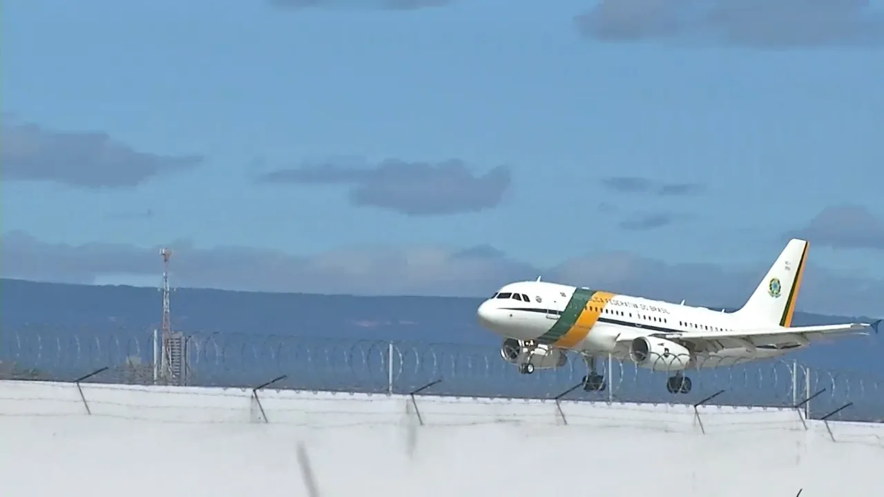 Avião presidencial chega ao aeroporto de Juazeiro do Norte.