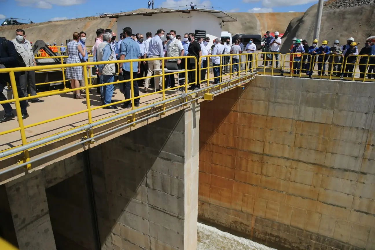 Imagem da notícia: Águas do São Francisco chegam ao Ceará após 12 anos, com obra inaugurada por Jair Bolsonaro