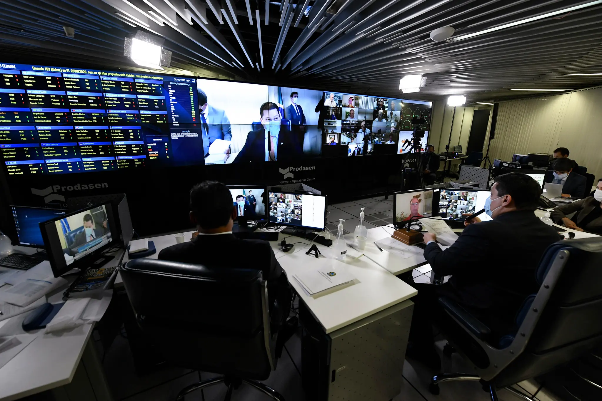 Imagem da notícia: Projeto de combate às fake news vence 1ª batalha no Congresso 