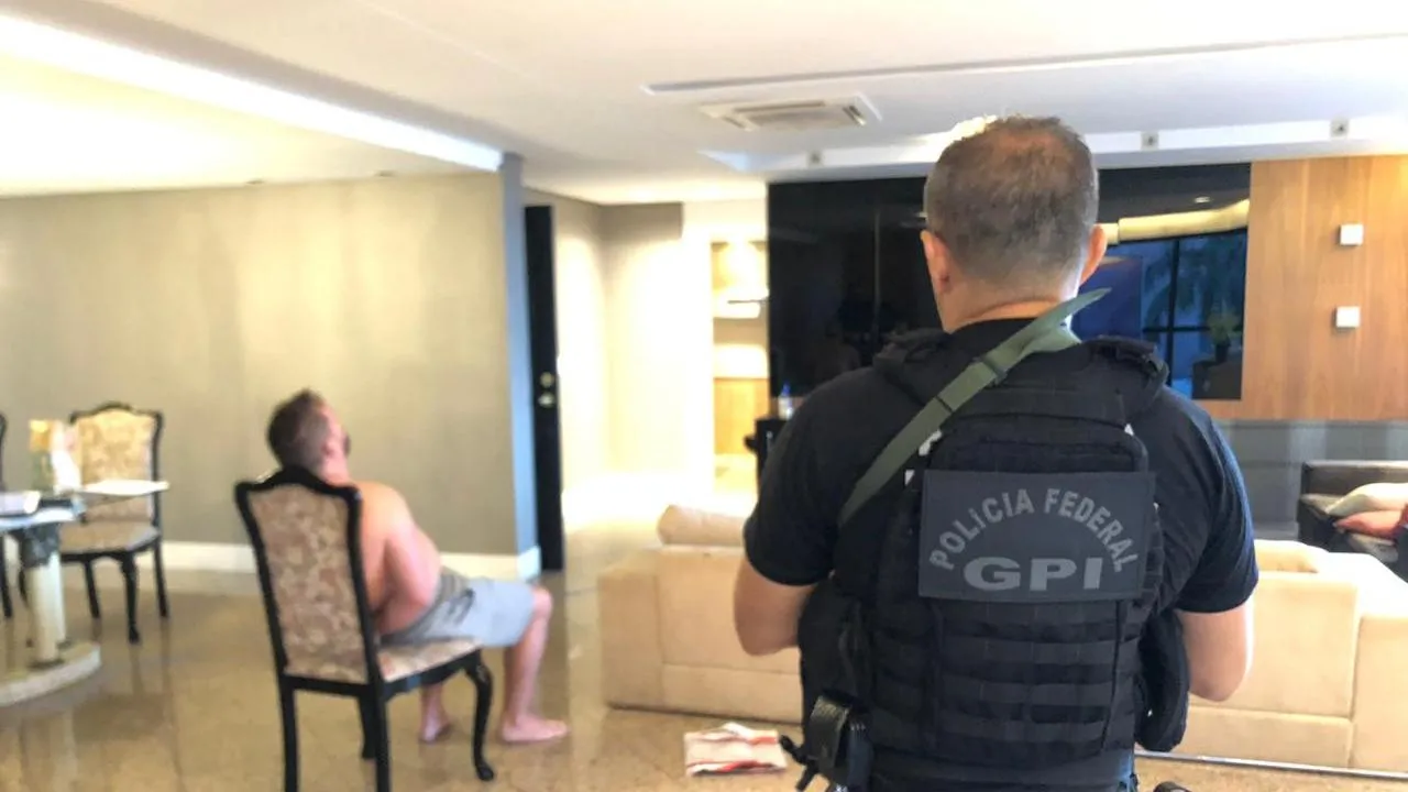 O britânico estava morando em um prédio de luxo em Fortaleza, onde foi preso