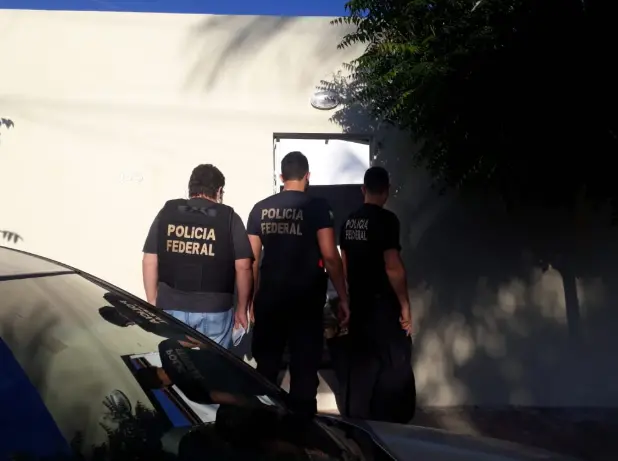 Imagem da notícia: PF e CGU cumprem mandados contra desvio de R$ 17,9 mi de recursos da educação em Juazeiro do Norte