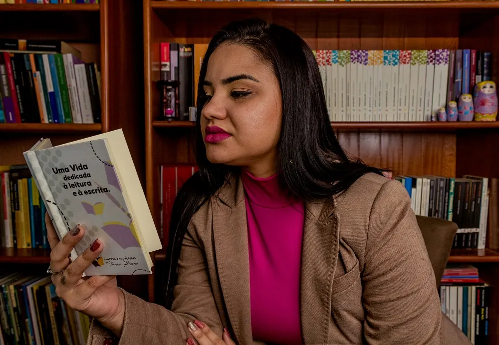 Sempre acompanhada de um bloquinho, para que nenhuma ideia escape, Vanessa Passos carrega, na capa deste que aparece na foto, o reflexo do que tem como lema de vida
