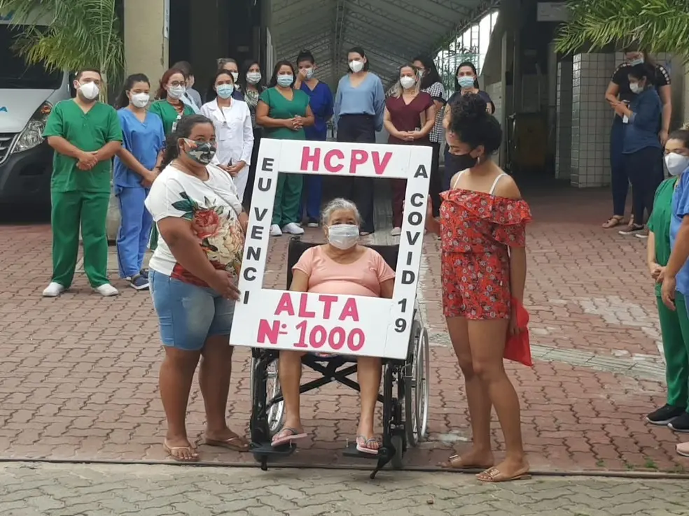Imagem da notícia: Idosa de 77 anos foi paciente recuperada de número mil a receber alta do Hospital de Campanha do PV