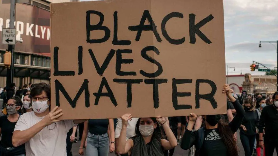 Movimentos nos EUA têm pedido o fim do racismo no país