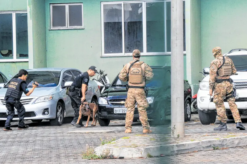 Imagem da notícia: MPCE investiga venda de armas por policiais civis para criminosos