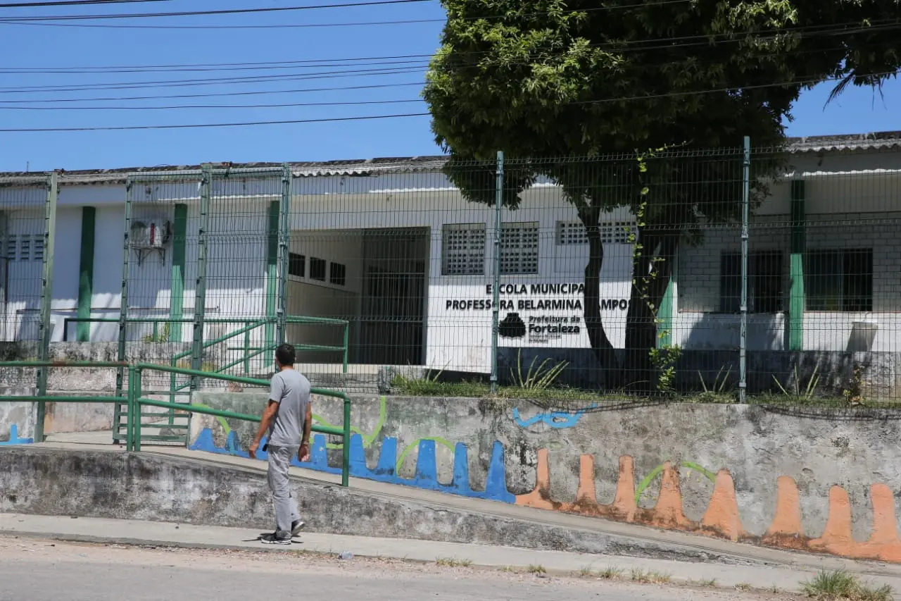 Imagem da notícia: Em volta às escolas, profissionais da rede municipal de Fortaleza devem apresentar cartão de vacina