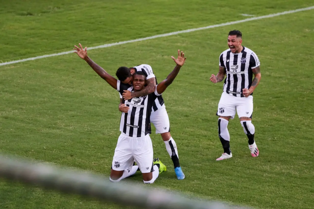 Imagem da notícia: Com dois gols, 
