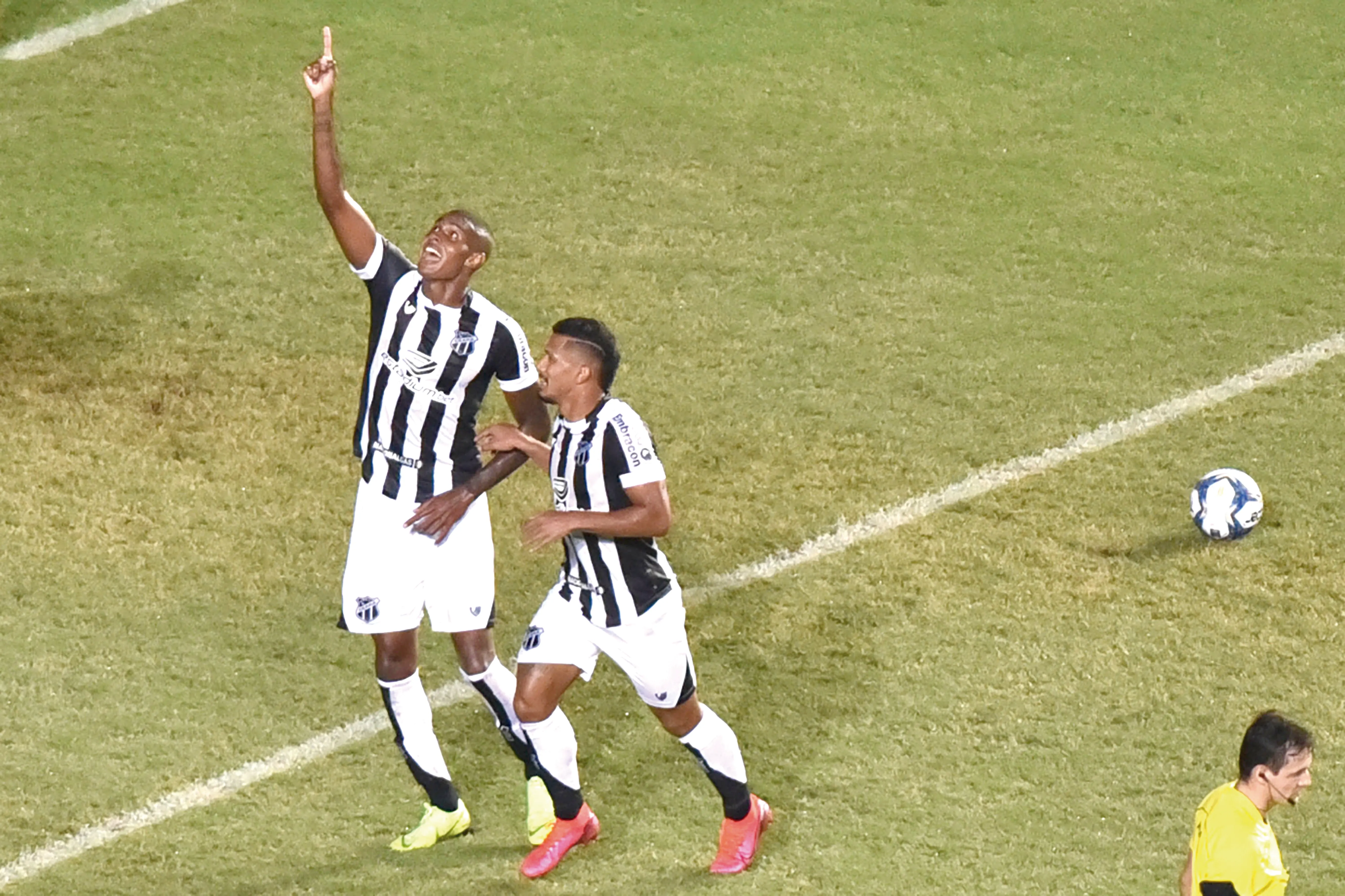 Cléber festeja gol da vitória contra o Bahia - o seu segundo na decisão da Copa do Nordeste
