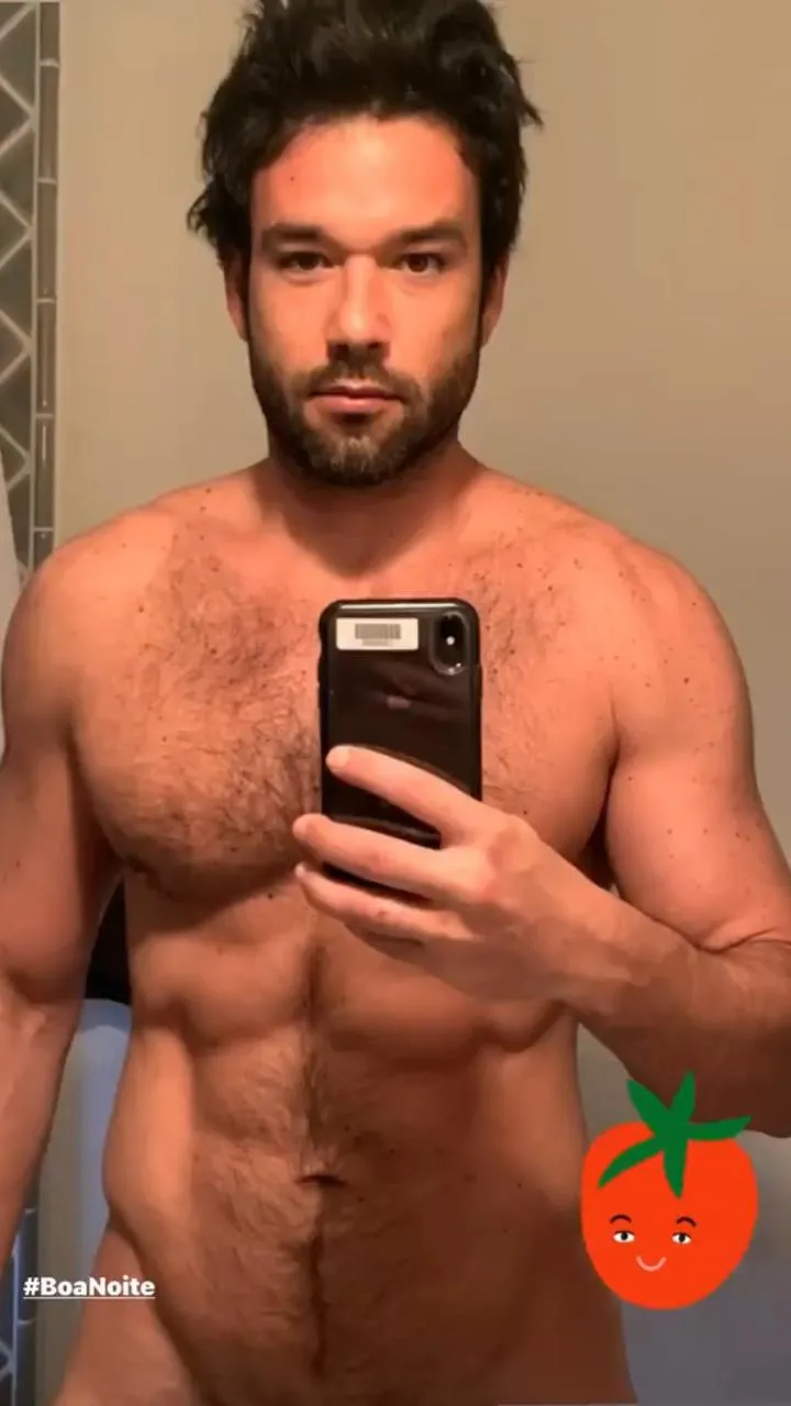 Sérgio Marone surge nú em frente ao espelho e vira um dos assuntos mais comentados da internet