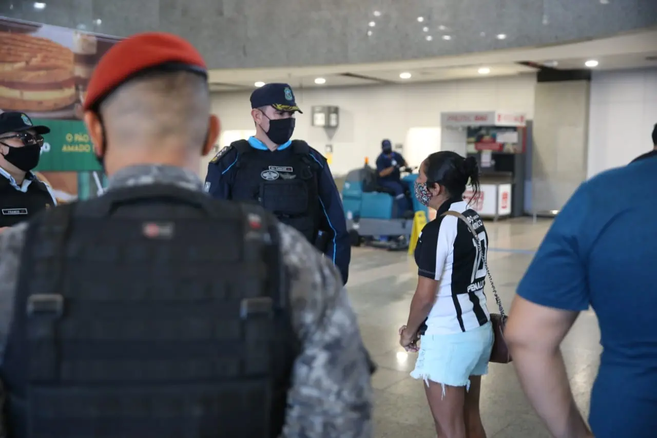 Imagem da notícia: Forte esquema de segurança impede que torcida do Ceará recepcione jogadores no Aeroporto