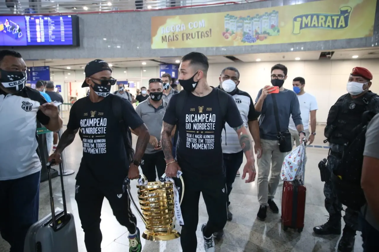 Imagem da notícia: Ceará desembarca em clima de festa no Aeroporto de Fortaleza