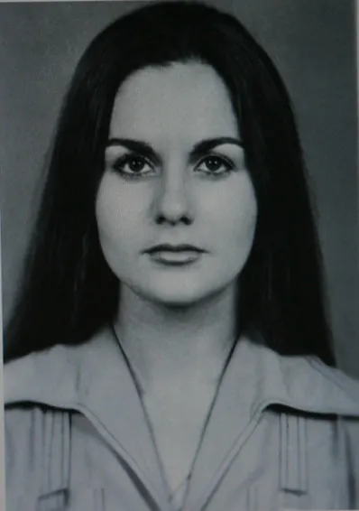 Maria da Penha sofreu violência doméstica por 23 anos. O autor das agressões era o então marido dela, Marco Antônio Heredia Viveros, que tentou matá-la duas vezes, deixando-a paraplégica na primeira tentativa. Quatro meses depois ele a eletrocutou durante o banho