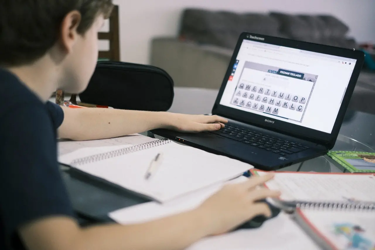 Imagem da notícia: Como despertar o interesse da criança pelas aulas online; dicas para pais, professores e escolas
