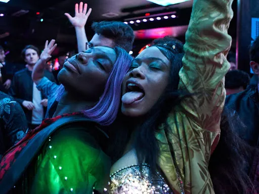Não só Arabella (Michaela Coel) como os amigos que a cercam são parte importante para a construção da carga dramática e irônica de I May Destroy You