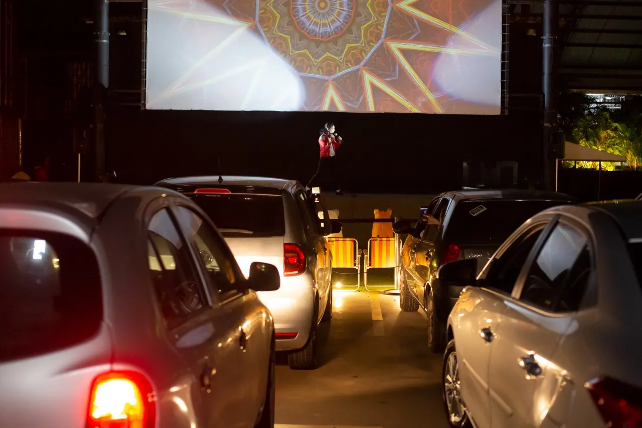 Vale lembrar: drive-in não é só cinema, diversas outras atrações podem ser conferidas por meio desse modelo de negócio. Na foto, Gleidson Jackson, artista cover do cantor Michael Jackson, se apresenta antes do início do filme 