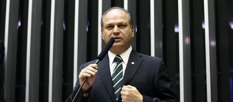 Imagem da notícia: Bolsonaro dá cargo de líder na Câmara para o Centrão