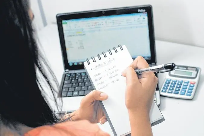 Imagem da notícia:  Especialistas dão dicas de como usar a primeira parcela do 13º salário que é paga no CE  hoje (14)