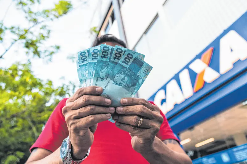 Imagem da notícia: Economia está voltando e auxílio emergencial acaba no final do ano, diz Guedes