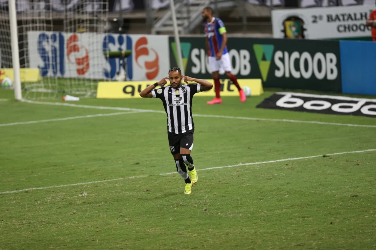 Mateus Gonçalves comemora gol após jogada de contra-ataque