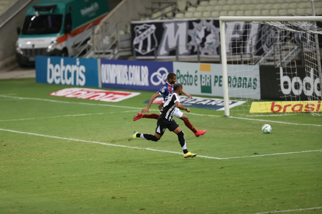 Mateus Gonçalves toca a bola para o gol após ter tranquilidade para driblar o goleiro