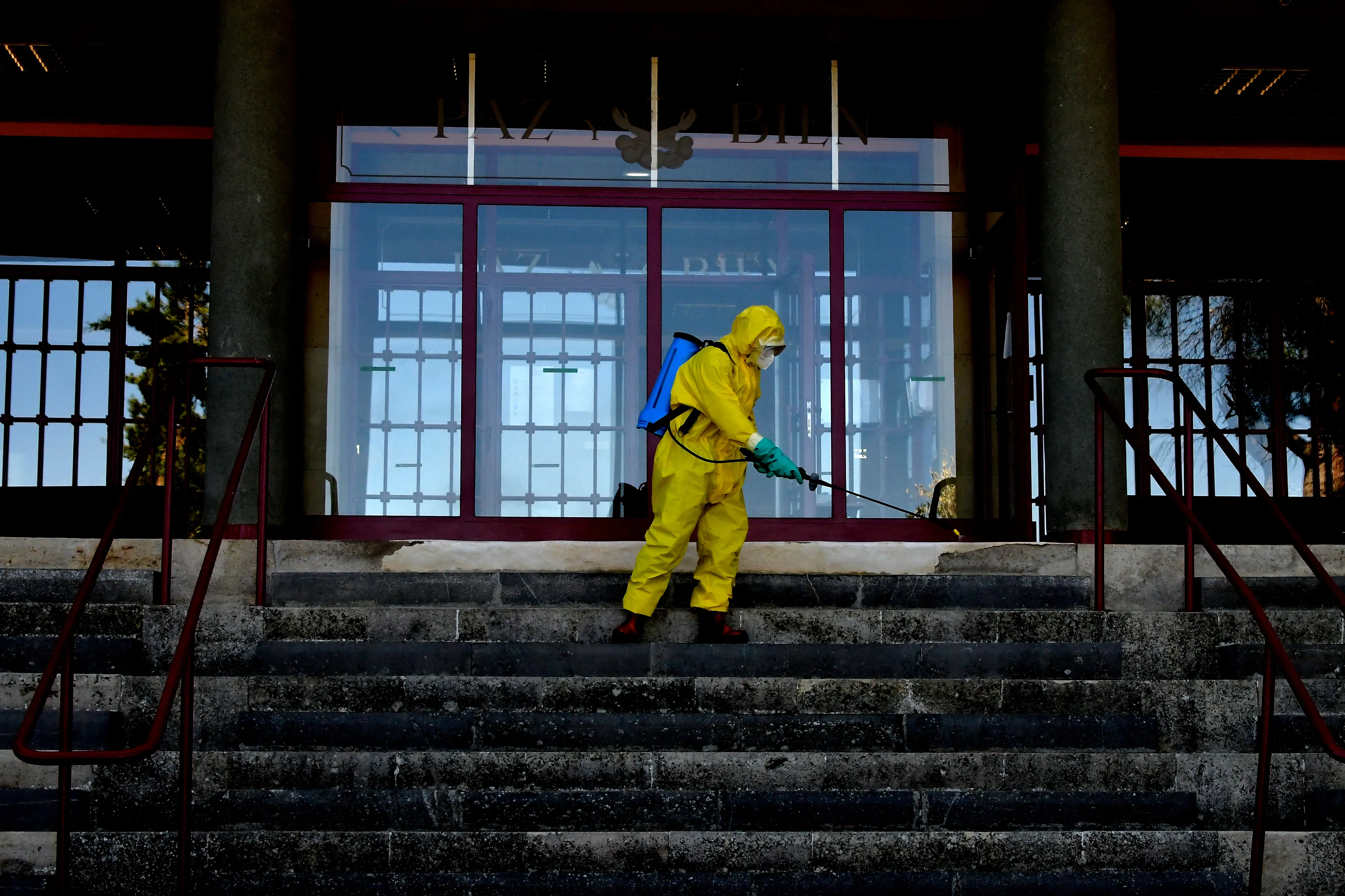 Na Espanha, escadarias são limpas por conta da alta substancial de novas contaminações
