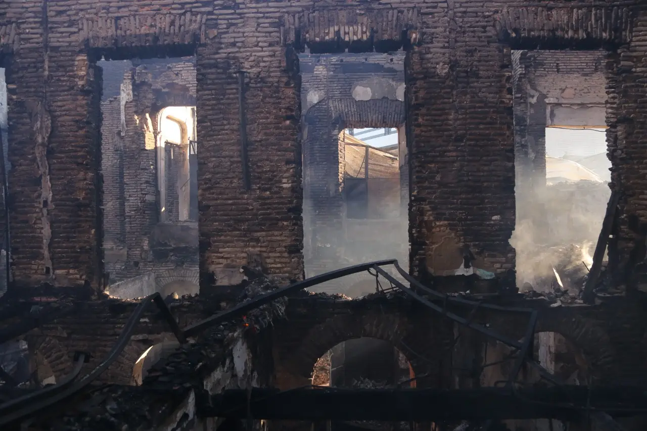 Imagem da notícia: Casarão dos Fabricantes amanhece com estrutura interna destruída após incêndio