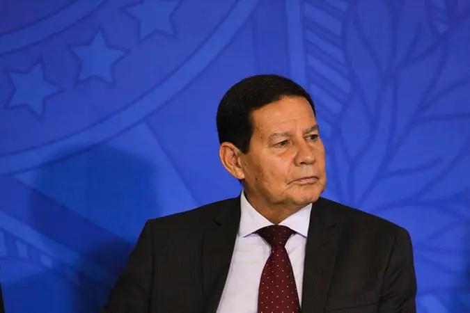 Imagem da notícia:  Perder oportunidade da tecnologia 5G significará décadas de atraso, diz Mourão