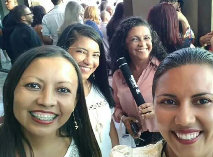 Da esquerda para a direita, Andréa (filha mais velha), Deline (filha do meio), Maria das Graças e Adriana (filha mais nova).