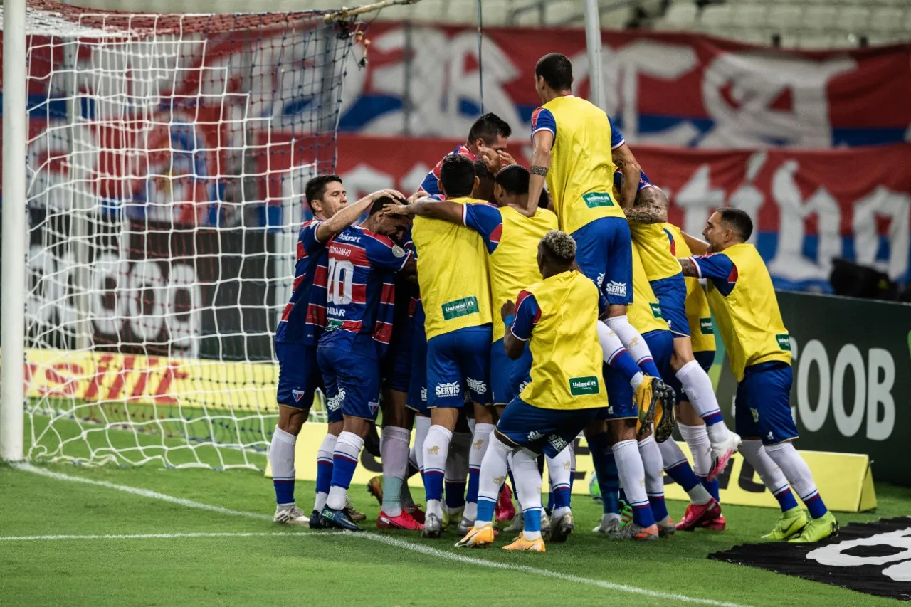 Jogadores do Fortaleza comemoram gol marcado por Wellington Paulista, contra o Sport, no 1º turno