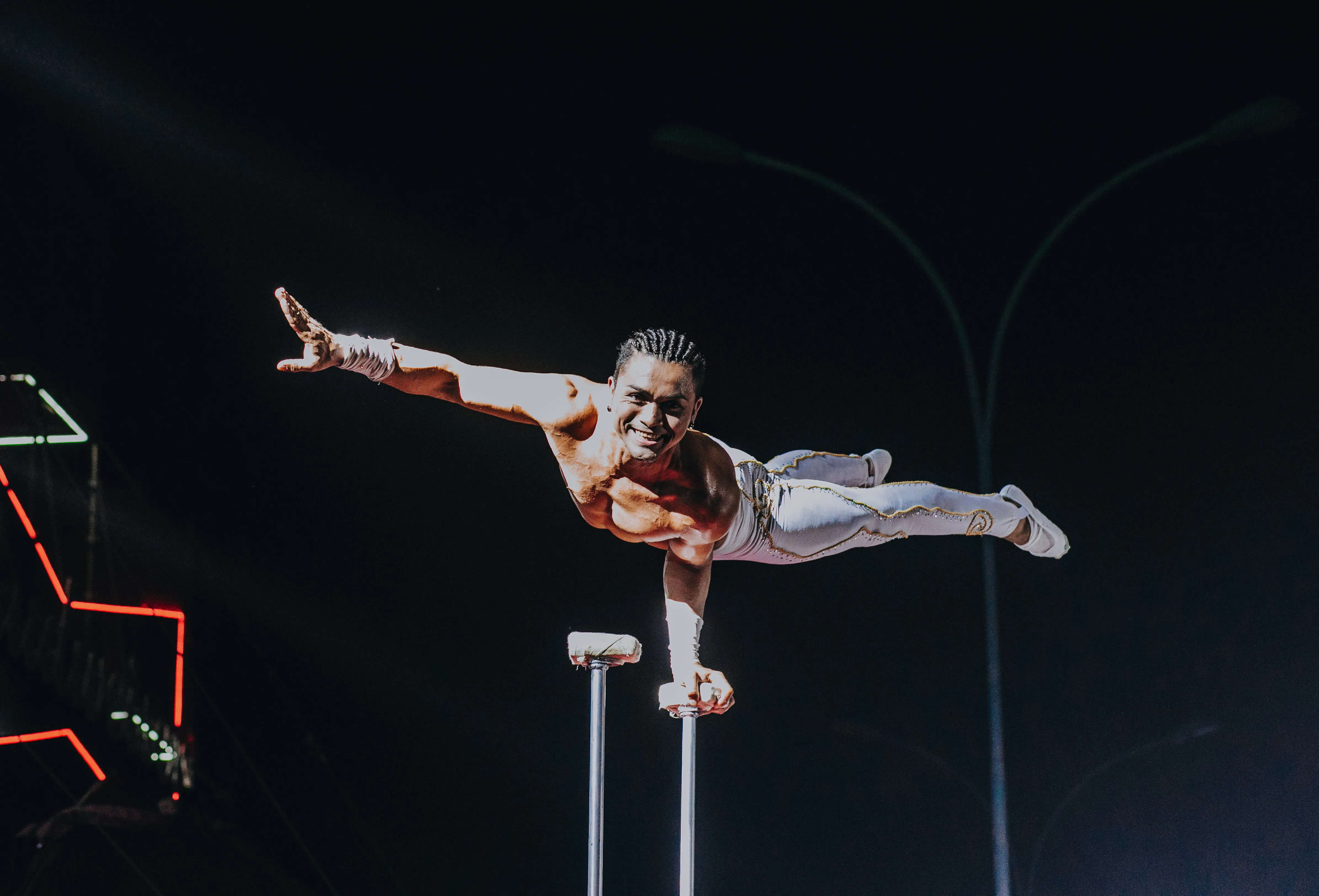 Durante o período de pandemia, o Cirque Amar chegou a se apresentar no modelo drive-in, para um público que pôde assistir às atrações de longe