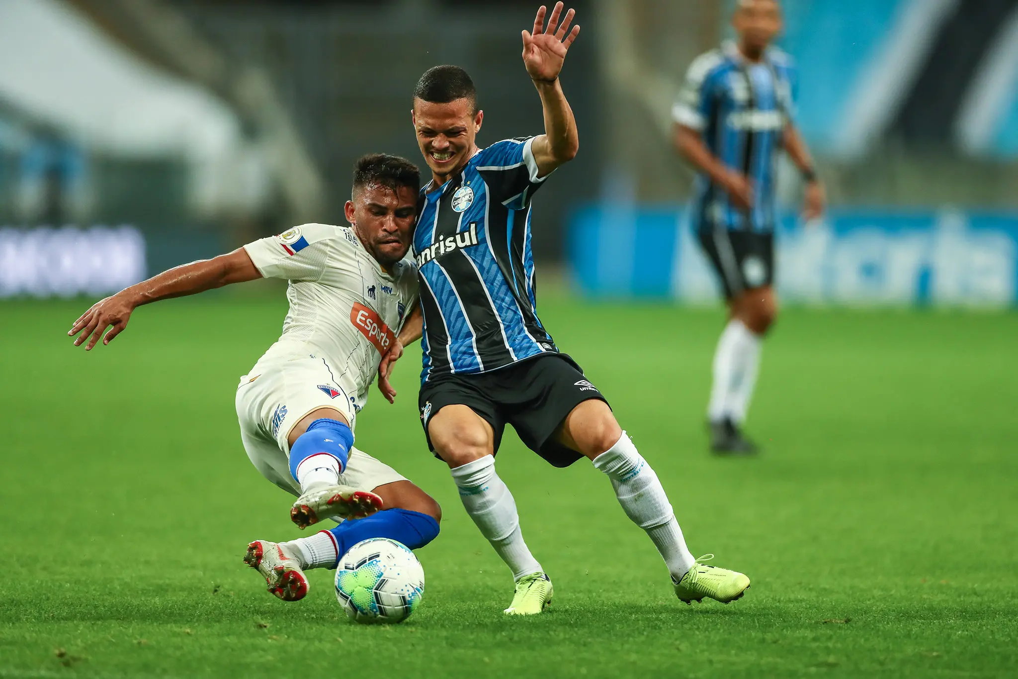 Imagem da notícia Análise: Fortaleza evolui na defesa, mas é prejudicado pela arbitragem e empata com Grêmio