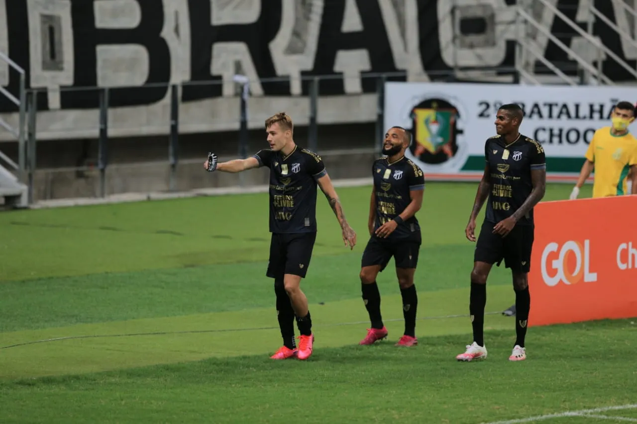Charles fez outra ótima partida na fase defensiva