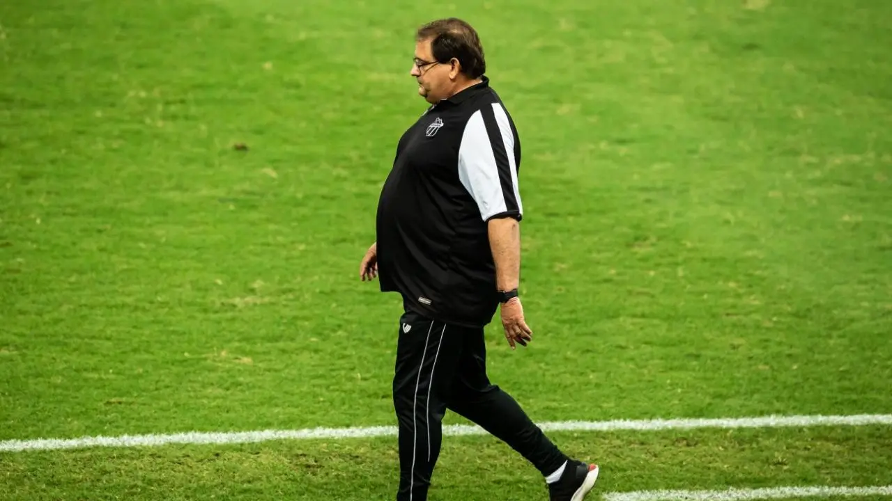 Imagem da notícia: Guto parabeniza auxiliar-técnico responsável pela bola parada no Ceará após vitória contra Flamengo