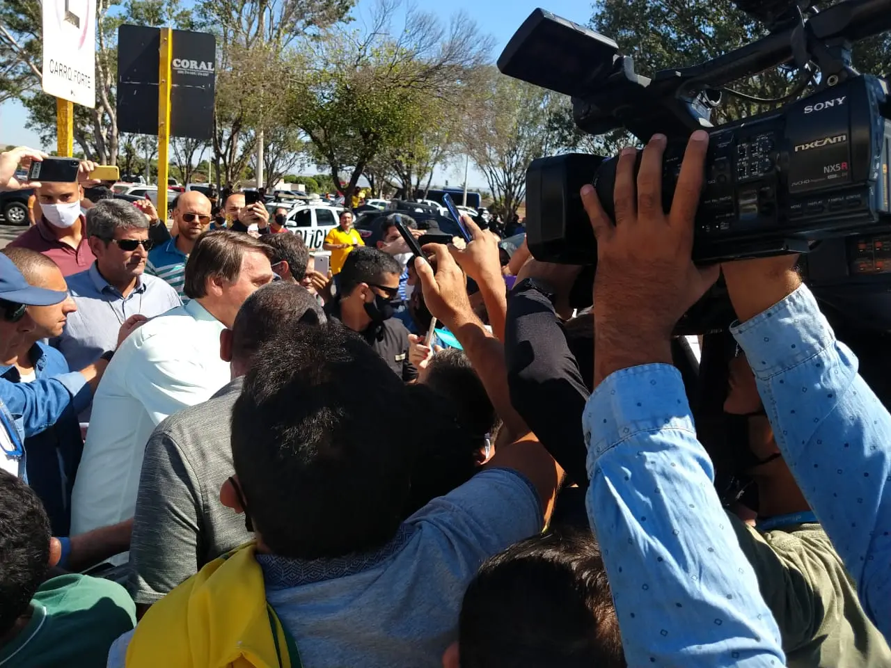 Imagem da notícia: Em passagem rápida pelo Ceará, Bolsonaro cumprimenta apoiadores em Juazeiro