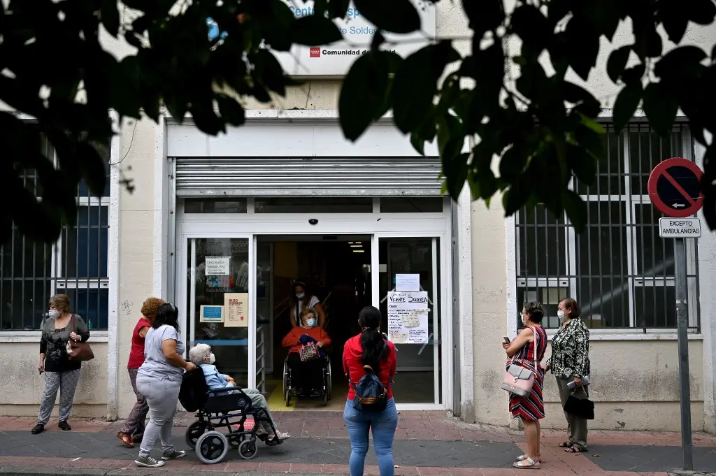 Imagem da notícia: Ômicron deixa hospitais da Europa sobrecarregados