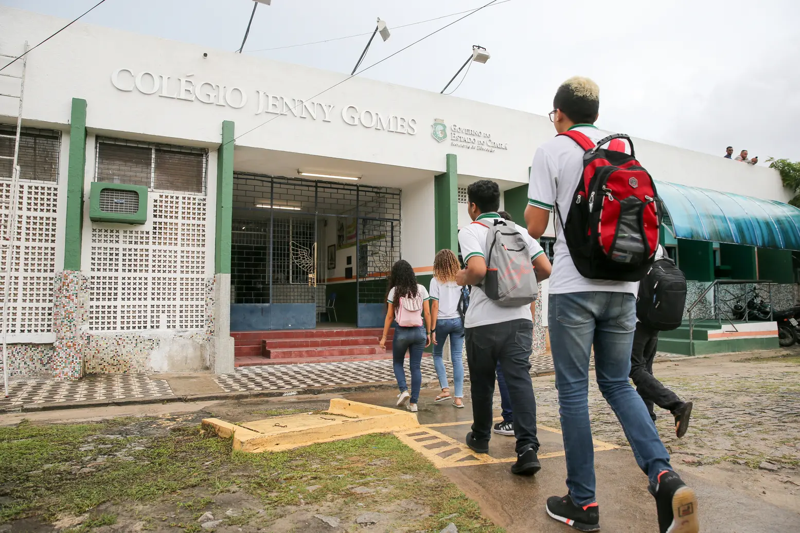 Imagem da notícia: Pais e alunos da rede pública poderão escolher entre aulas presenciais e manter ensino remoto 