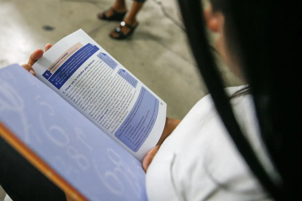 Imagem da notícia: Na pandemia, 94 mil alunos ficaram sem atividades remotas no CE