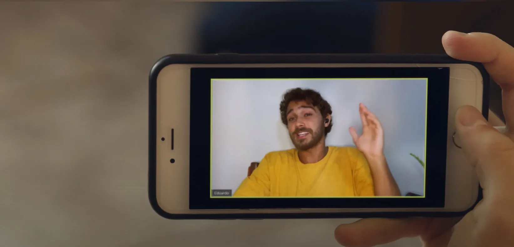 O ator André Luiz Frambach interpreta o amigo de Hugo, Eduardo. As chamadas de vídeo, tão recorrentes durante a pandemia, são a forma de comunicação dos dois durante o isolamento