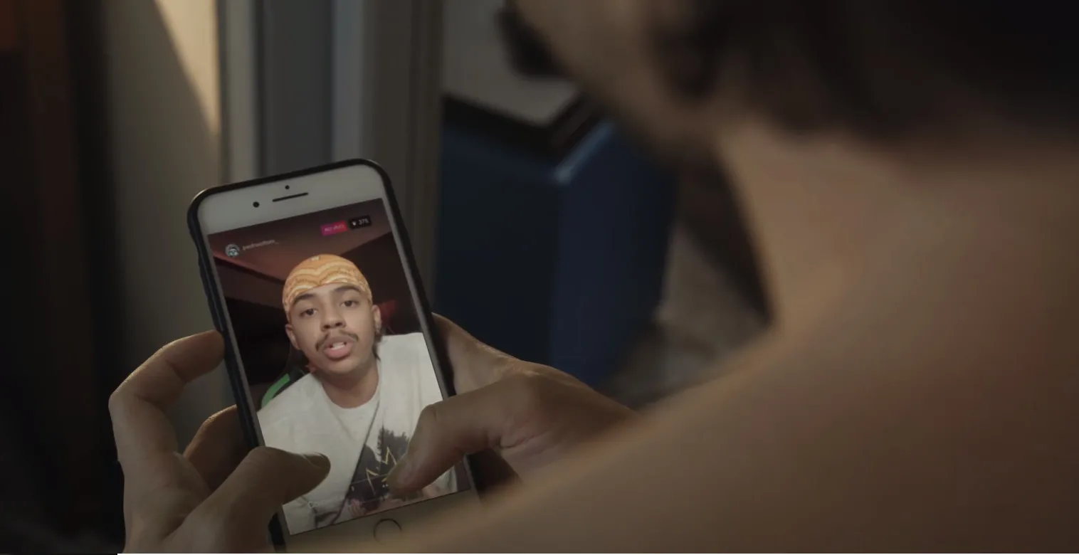 Também comuns em tempos pandêmicos, as lives aparecem no filme por meio da participação do comediante Pedro Ottoni