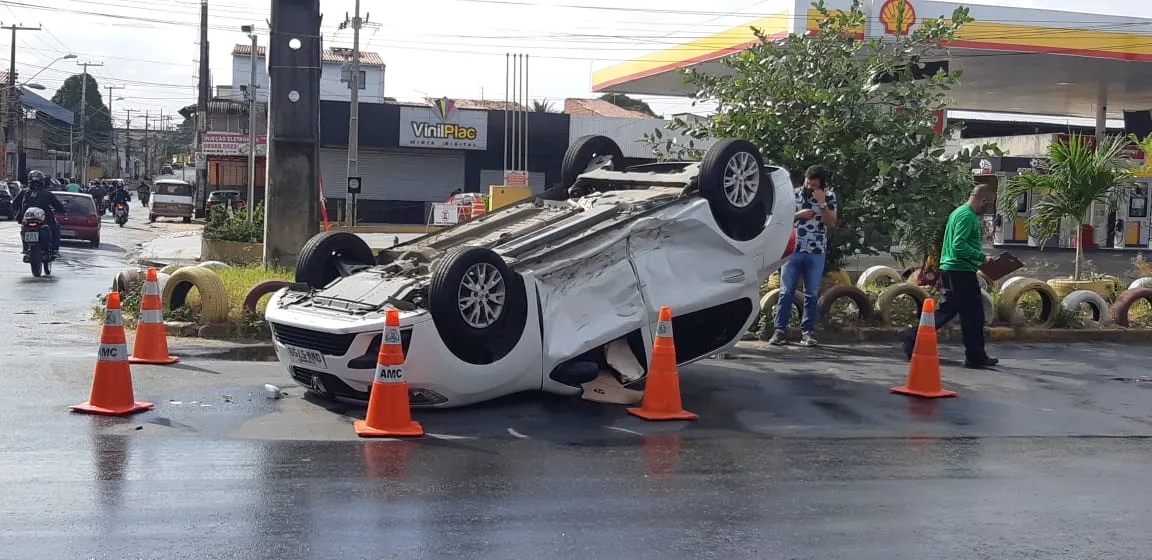 Capotamento de veículo no bairro Demócrito Rocha, em setembro do ano passado.