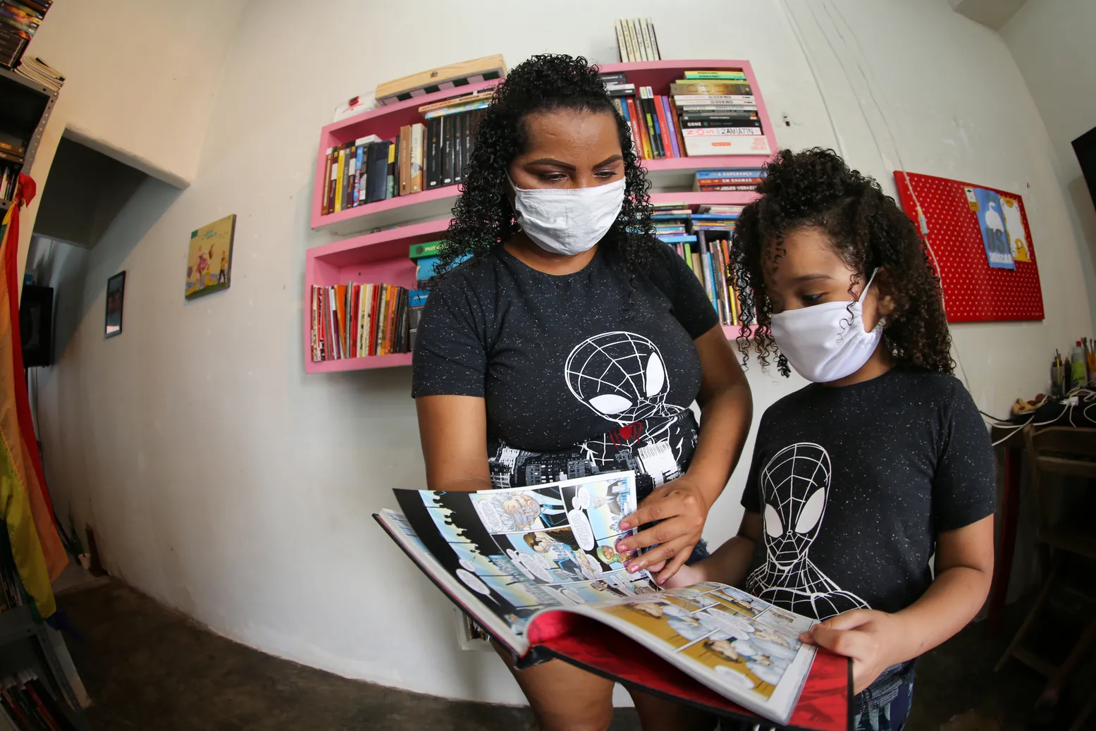 João Gabriel, 7 anos, é o principal incentivador da leitura da mãe, Paula Amanda, 31 anos