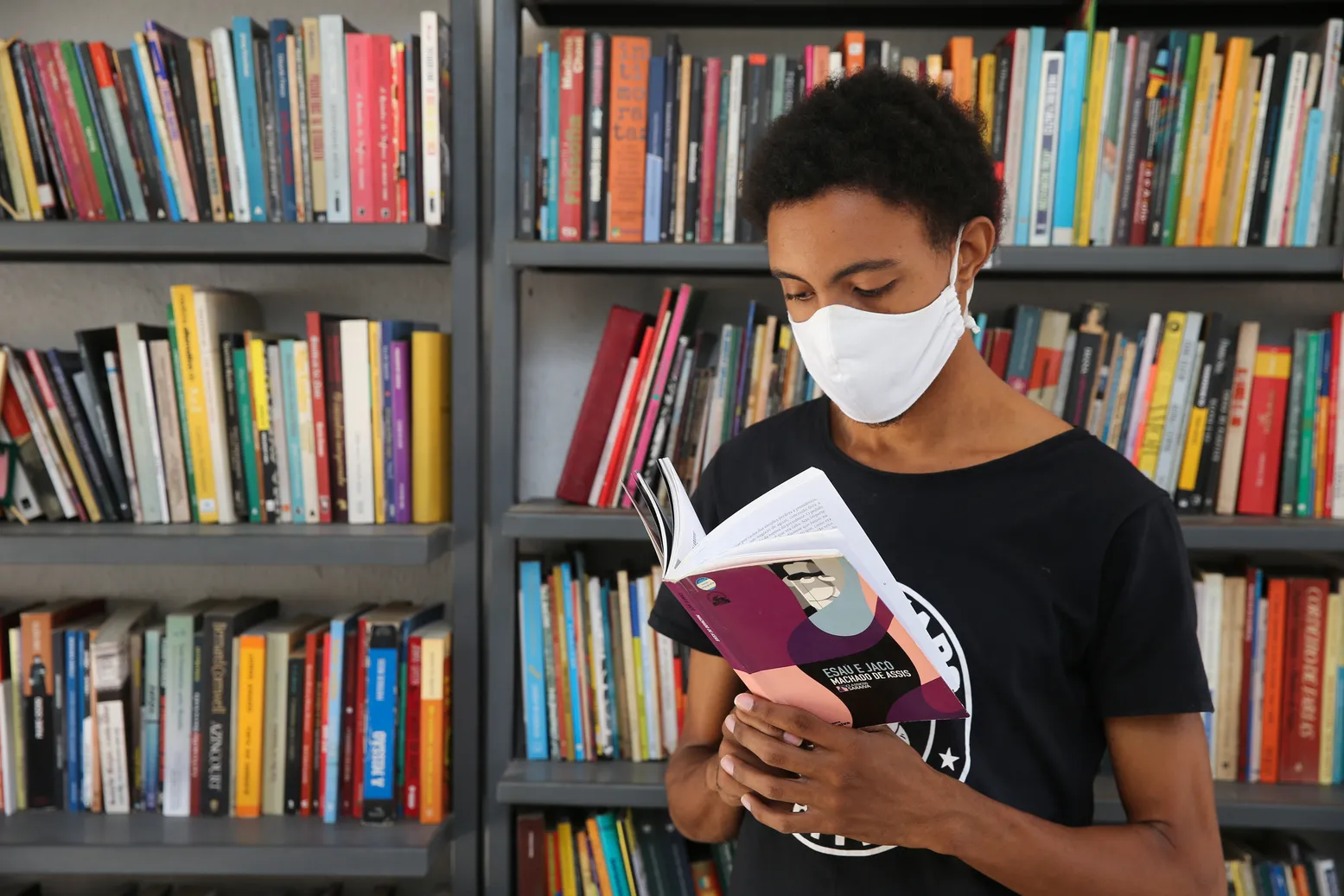 Eder foi influenciado pelos professores a ler mais. Ele ajudou a organizar a Biblioteca Viva, no Barroso