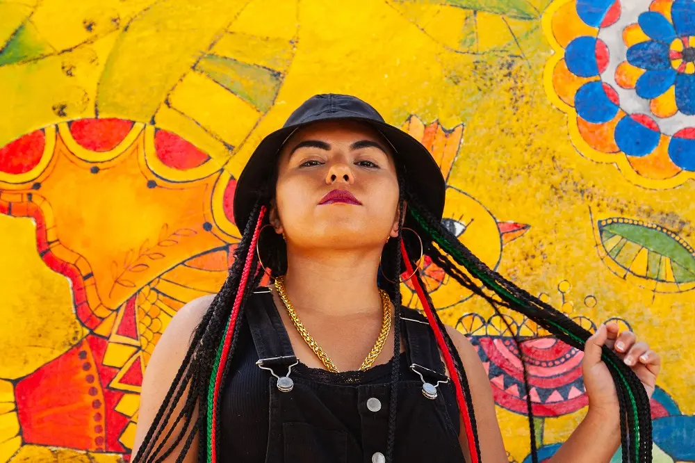 Imagem da notícia: Rapper Becka Nizers investe no trap e reforça espaço das mulheres na música de Fortaleza 