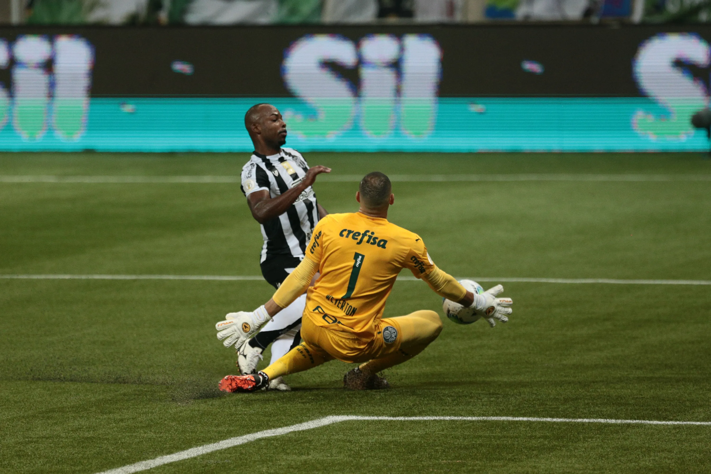 Wescley teve chance de virar a partida no primeiro tempo, mas parou em Weverton