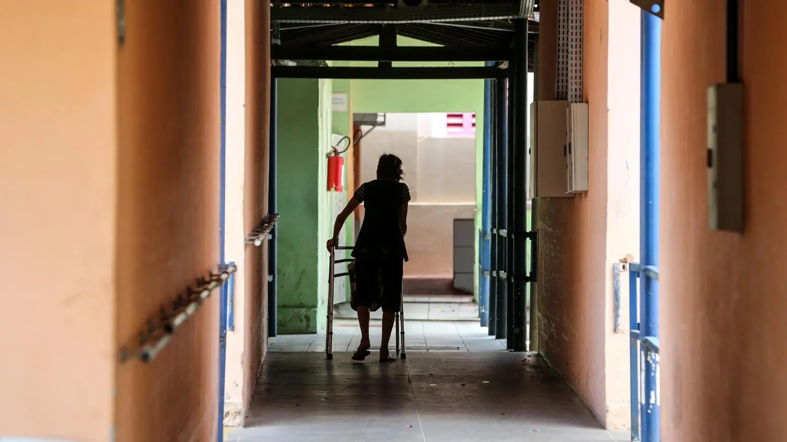 Imagem da notícia: Cerca de 40% dos idosos que vivem em abrigos foram contaminados pela Covid-19, no Ceará