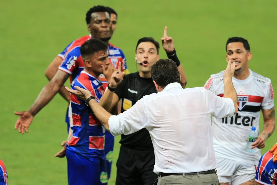 Imagem da notícia Expulsões, Max Walef e VAR: veja os pontos do empate de 3 a 3 entre Fortaleza x São Paulo